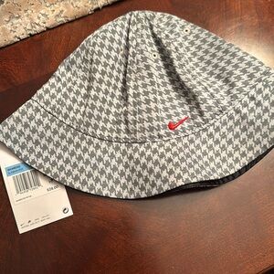 Nike  houndstooth bucket hat